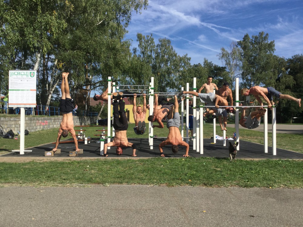 parta přátel na workout hřišti